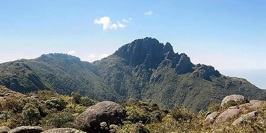Imagem do pico do Itaguaré no Monumento Natural Mantiqueira