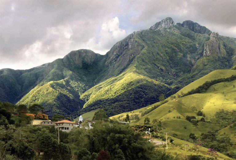Imagem do Pico dos Marins agora transformado no Monumento Natural Mantiqueira