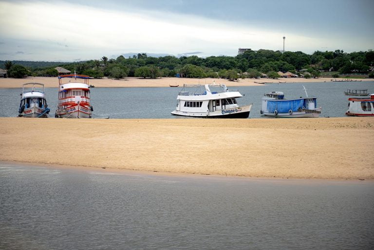 Imagem de barcos em Alter do Chão
