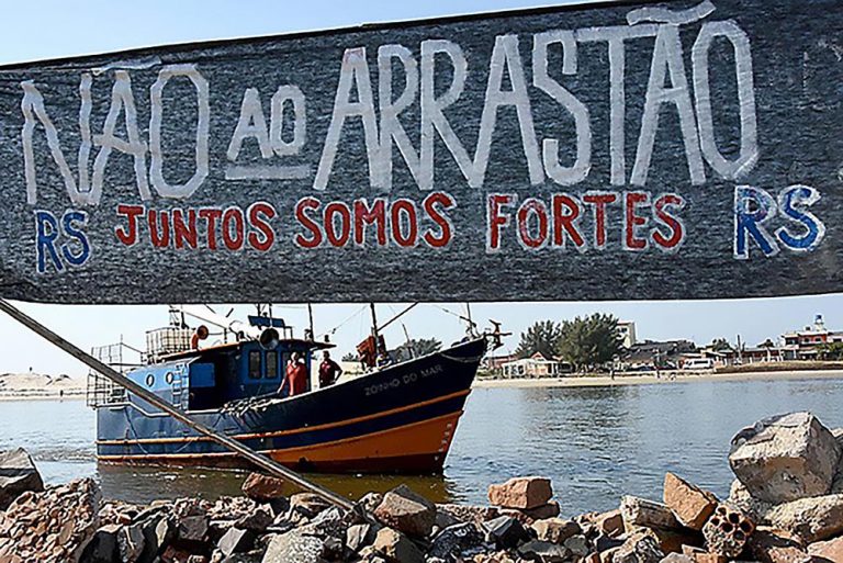 Imagem de cartaz negando Pesca de arrasto no litoral gaúcho