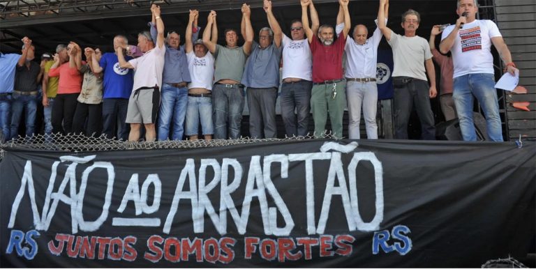 Imagem de pescadores protestando pela Pesca de arrasto no litoral gaúcho