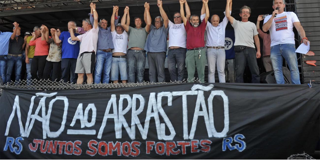 Imagem de pescadores protestando pela Pesca de arrasto no litoral gaúcho