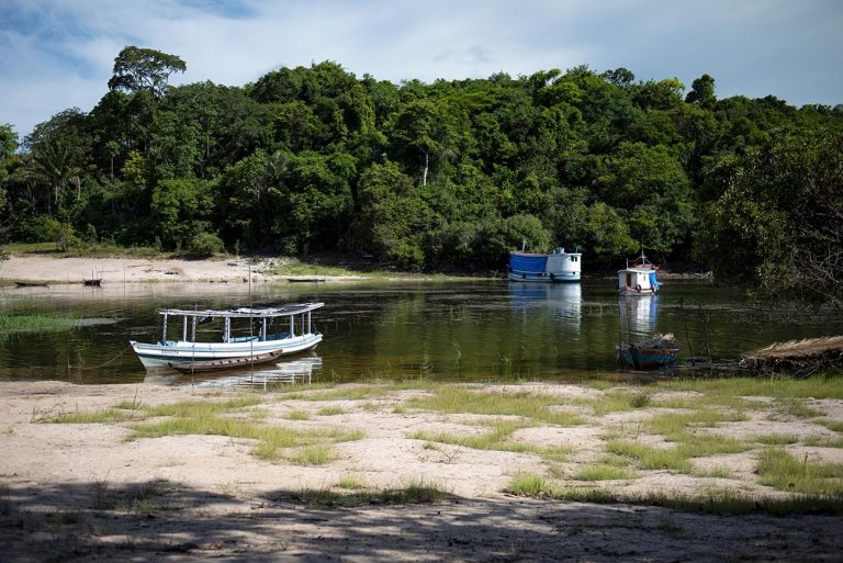 Imagem de barcos no Amazonas