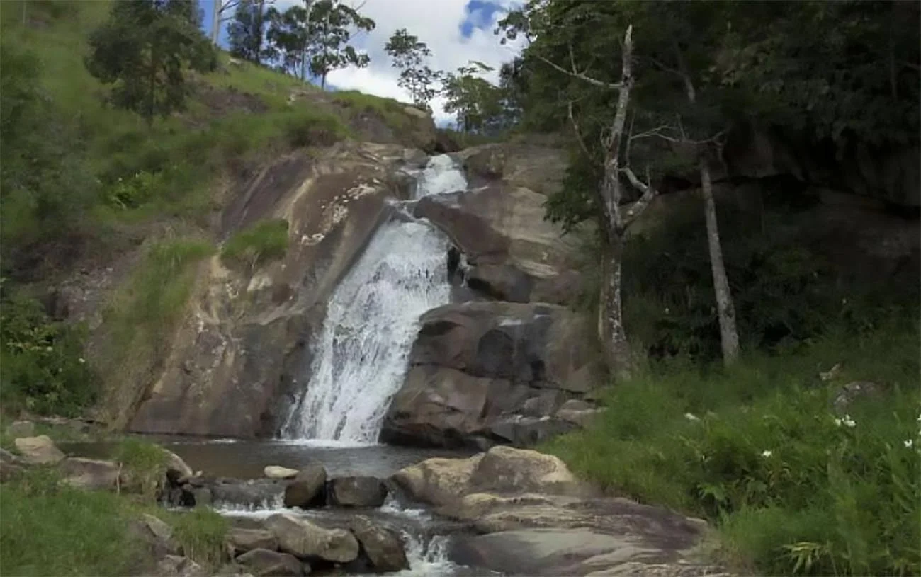 imagem da cachoeira Curiaco no Monumento Natural Mantiqueira
