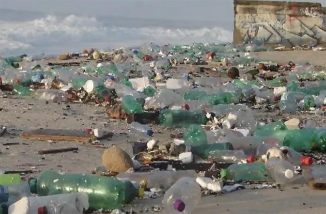 Imagem de lixo em São Conrado depois da virada de ano