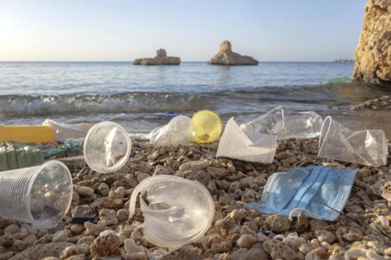 Imagem de lixo plástico em praia