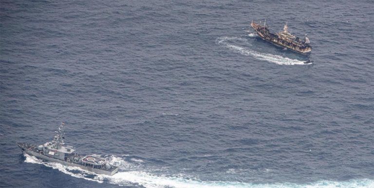 Imagem de navio da marinha do Equador cercando pesqueiro chinês