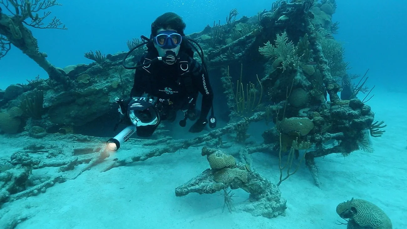 Imagem de mergulho submarino para série mistérios dos oceanos