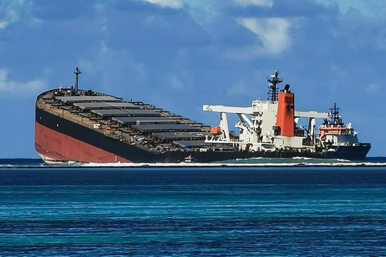 Imagem do navio que afundou nas Ilhas Maurício