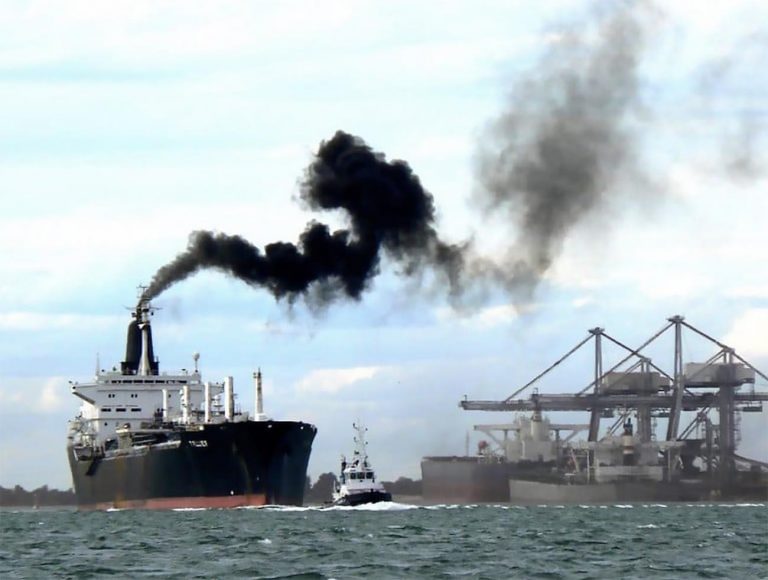 Imagem de navio expelindo fumaça negra