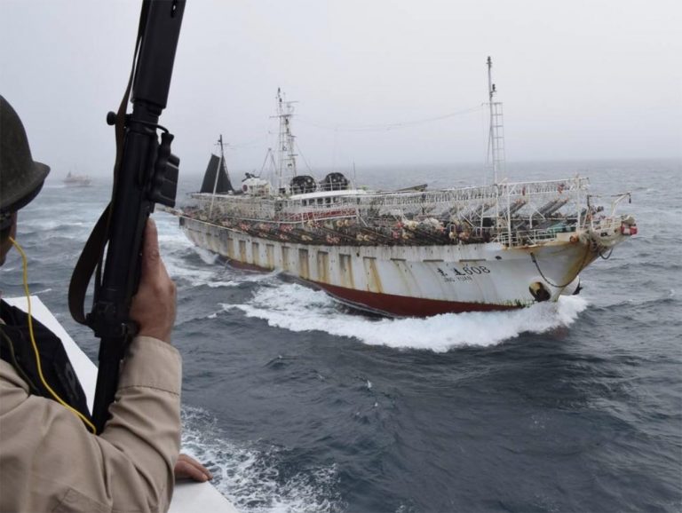 Imagem de navio de pesca chinês controlado pela Armada Argentina