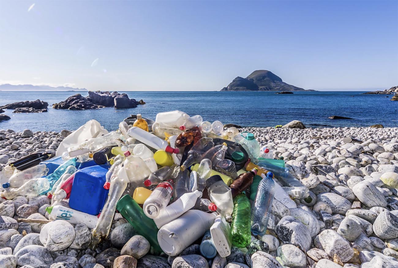 Imagem de lixo plástico em praia