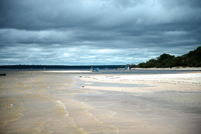 Imagem de praia no rio Arapiuns