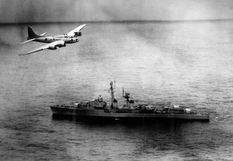 Imagem de avião da FAB sobrevoando o navio Tartu na Guerra da lagosta