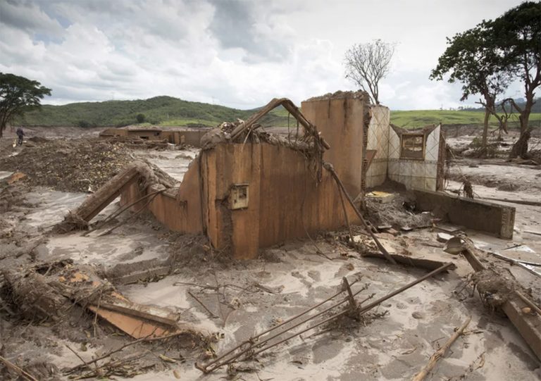 Imagem de casa soterrada pelo acidente da barragem do Fundão
