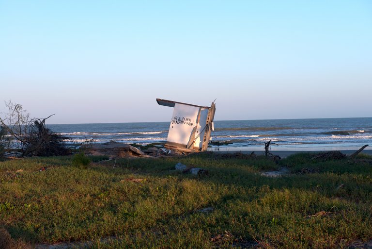 Imagem de casa destruída pela erosão em Ilha Comprida