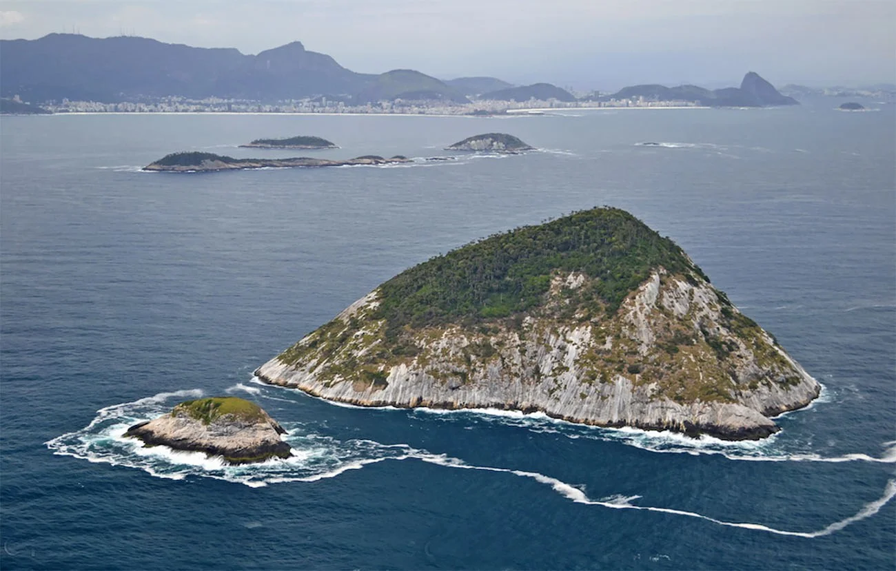 Imagem das Ilhas Cagarras e o Rio de Janeiro