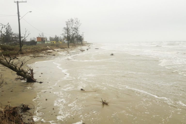 Imagem de avanço do mar no litoral sul de São Paulo