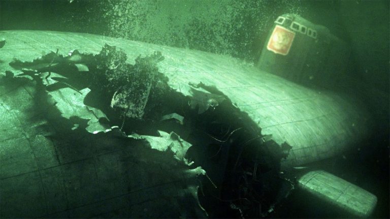 Imagem do submarino Kursk naufragado no mar de Berents