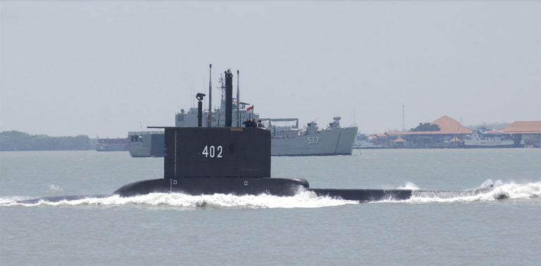 Imagem de submarino à tona