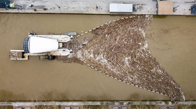 Imagem de balsa limpando um rio