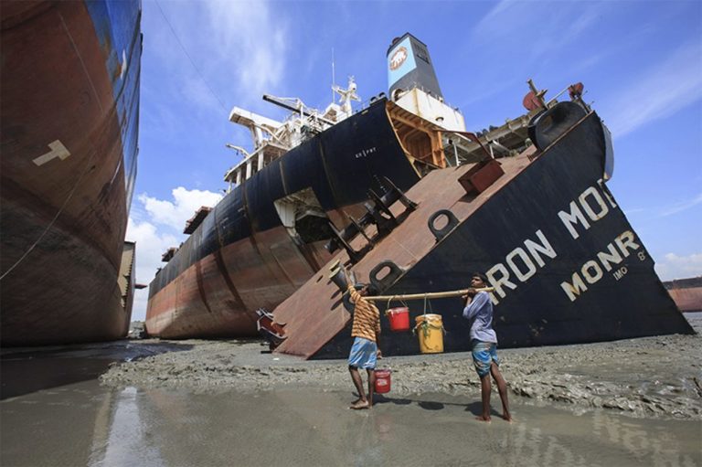 Imagem de desmonte de navio em estaleiro em Bangladesh.