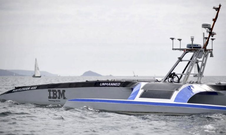 imagem de barco autônomo no mar