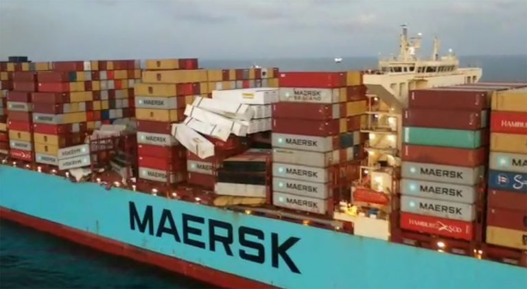 Imagem do navio Maersk Essen que perdeu 750 contêineres no mar
