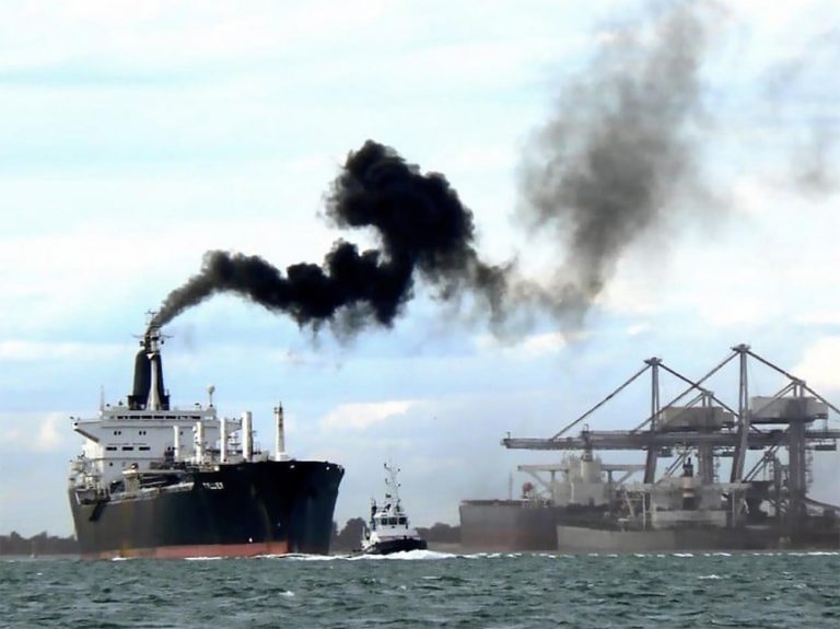 Image de navio emitindo fumaça preta