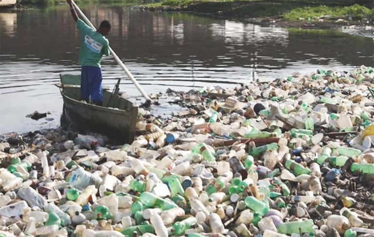 Imagem de rio poluído por plástico