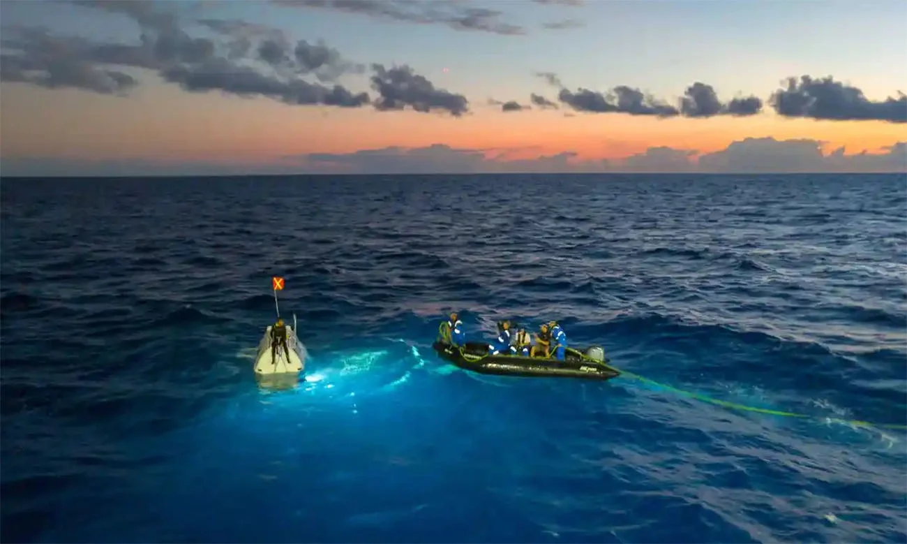 Imagem do submarino Five Deeps no mar