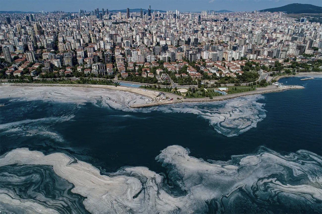 Imagem do mar de Mármara poluído