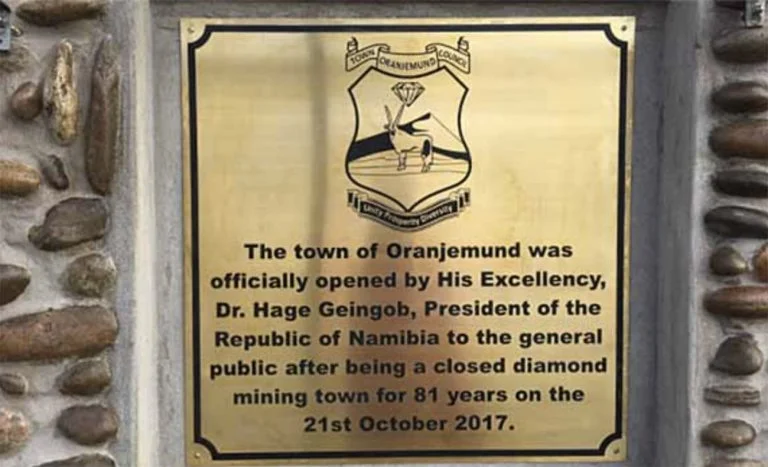 Imagem de placa da cidade de Oranjemund