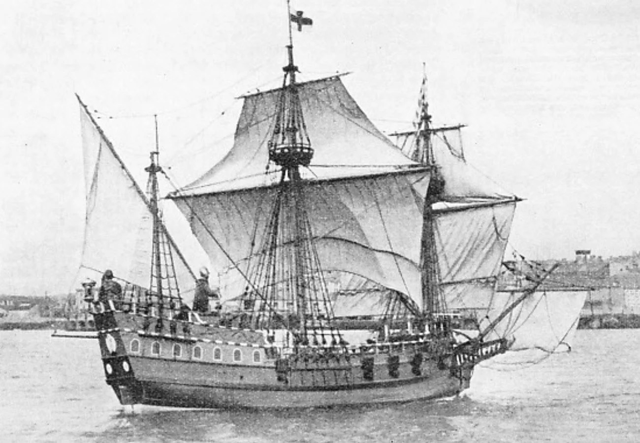 Gravura mostra o navio Pelican de Francis Drake