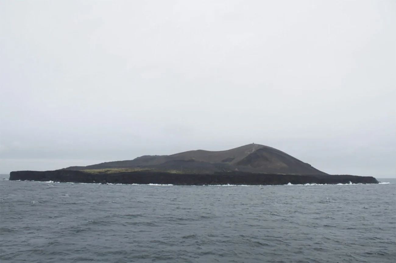 Imagem da ilha Surtsey, na Islândia,