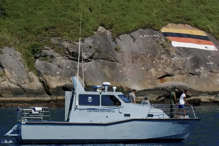 Imagem de lancha da Marinha em Alcatrazes