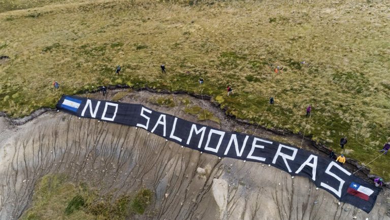 Cartaz dizendo não às fazendas de salmão da Argentina