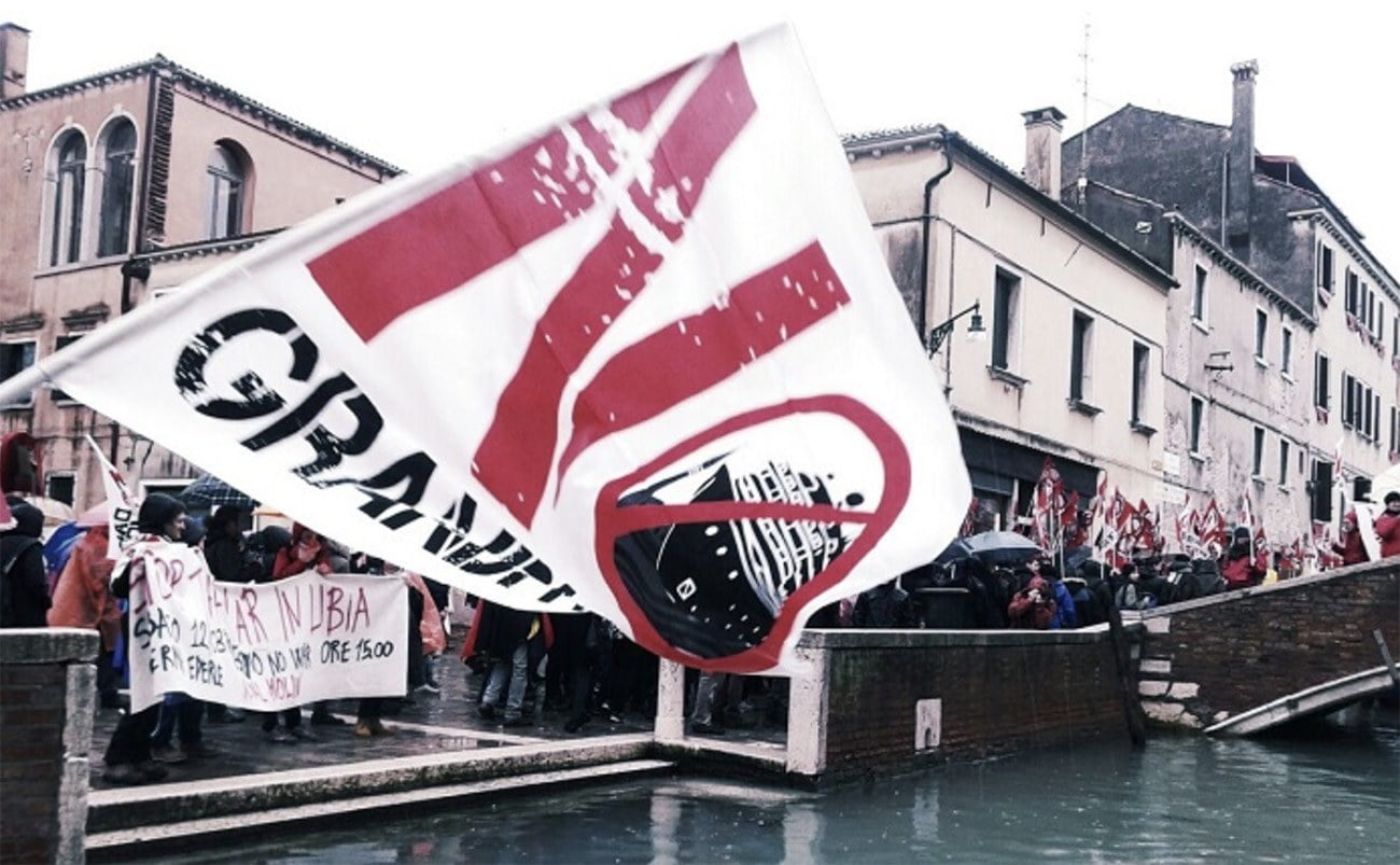 Imagem de protesto contra navio de passageiros em Veneza