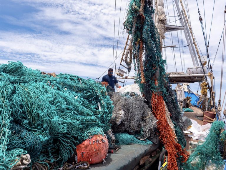 Imagem de barco de limpeza lotado de redes de pesca