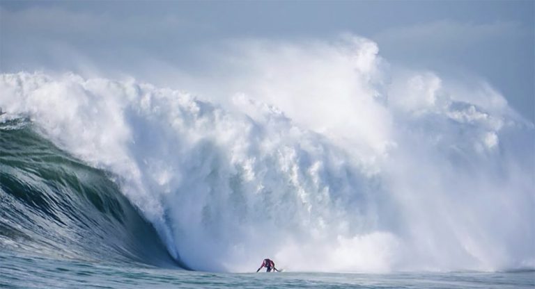 Imagem da maior onda do Brasil na praia do Costa