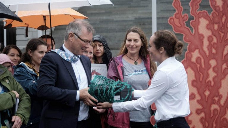 Imagem de abaixo-assinado sendo entregue