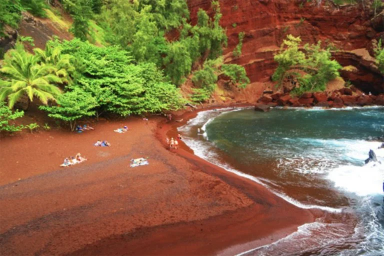 Imagem de praia com areia vermelha