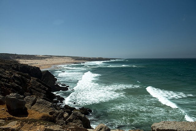 Por que algumas praias são de pedras e outras de areia? - Quora