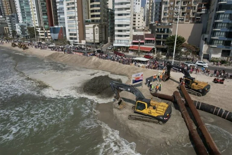 imagem de obras na praia de Balneário de Camboriú