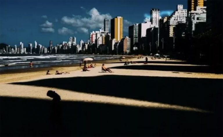 imagem de sombras na praia de balneário de camboriú