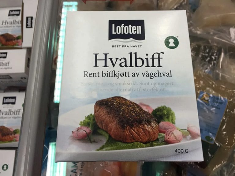 Bife de carne de baleia no supermercado norueguês. 