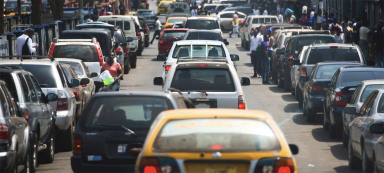 imagem de carros no trânsito