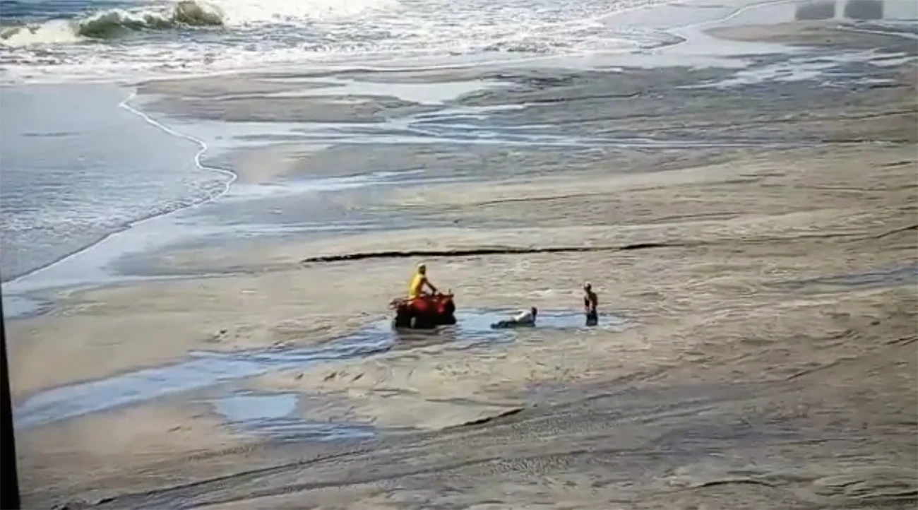 Imagem de mulheres presas na areia em Balneário de Camboriú