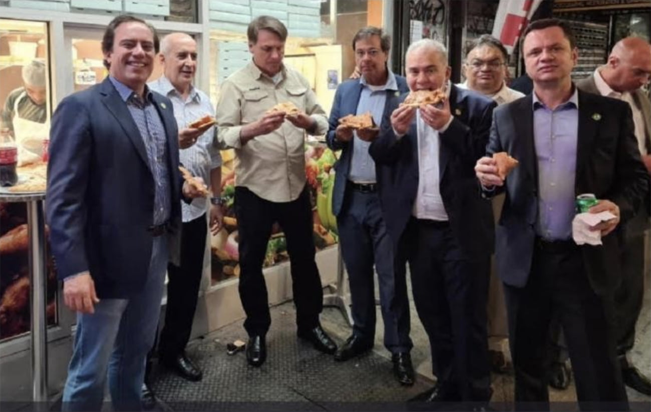 Imagem de Bolsonaro comendo pizza na esquina