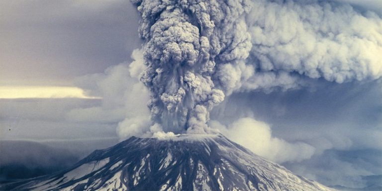 imagem de vulcão em erupção